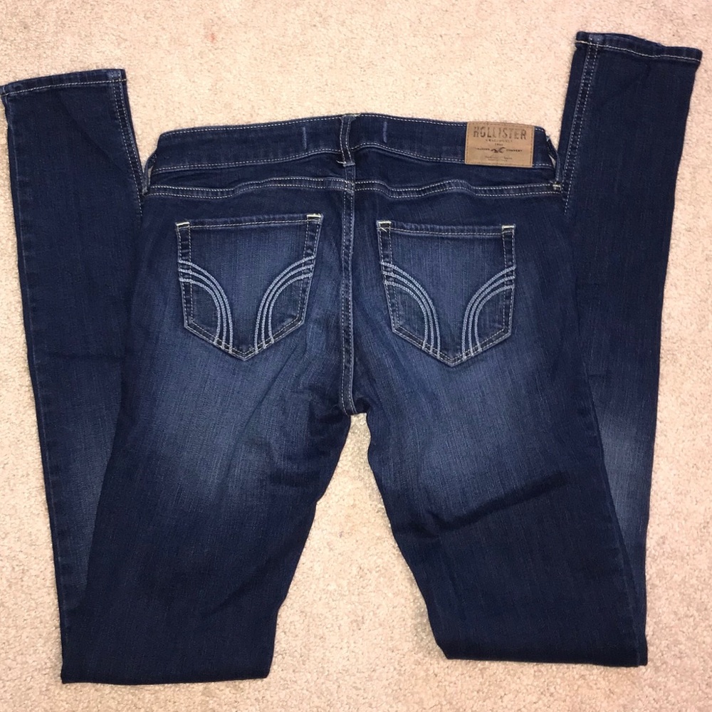 HOLLISTER DARK WASH SUPER SKINNY JEAN
